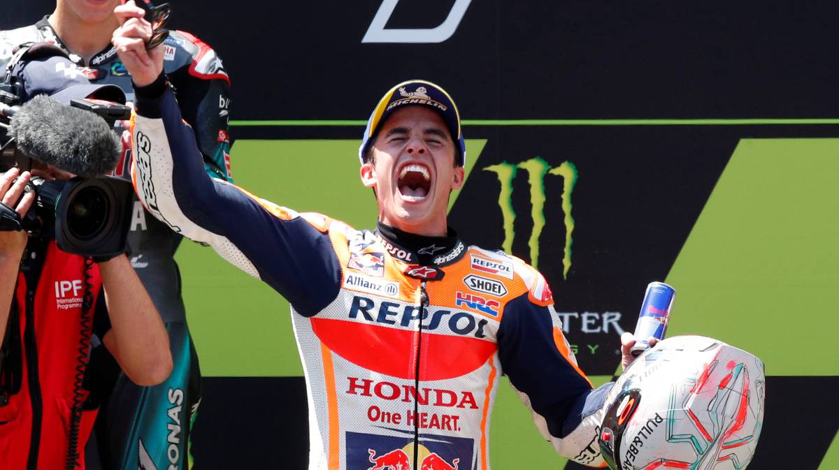Márquez celebra la victoria.