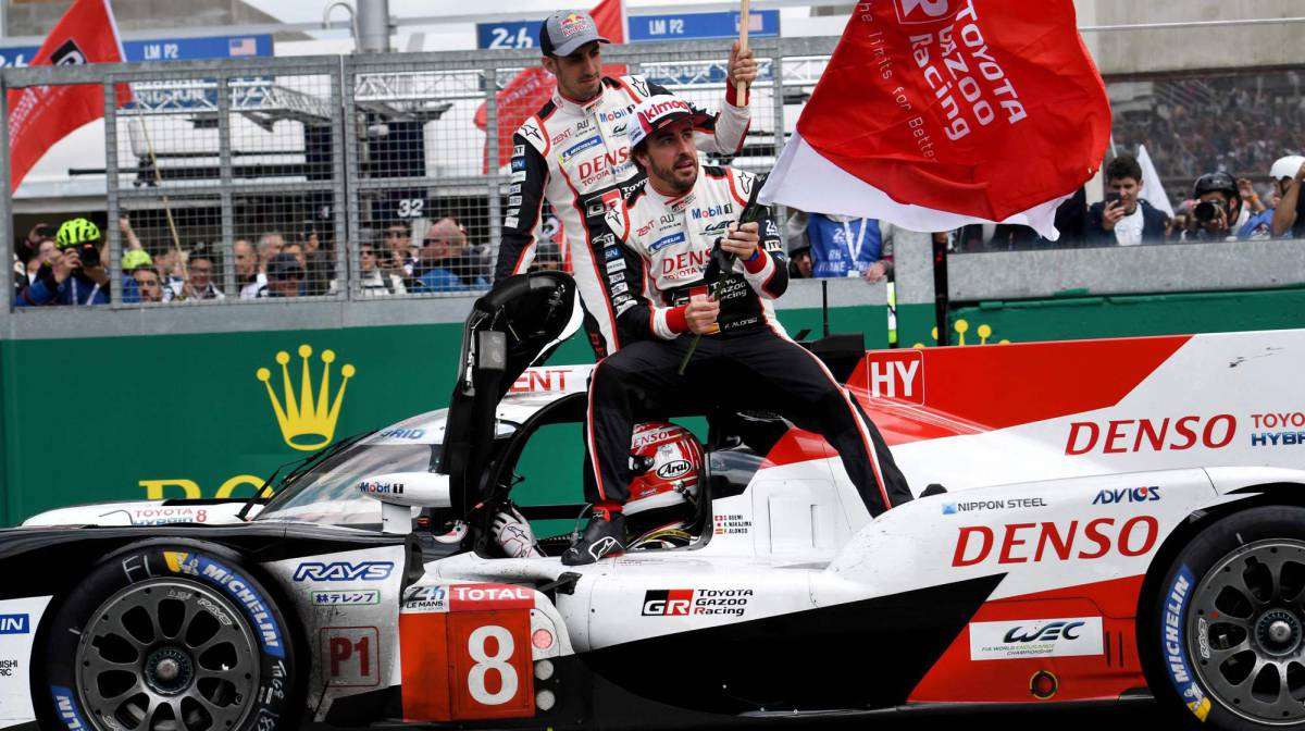 Nakajima y Alonso, tras ganar Le Mans.