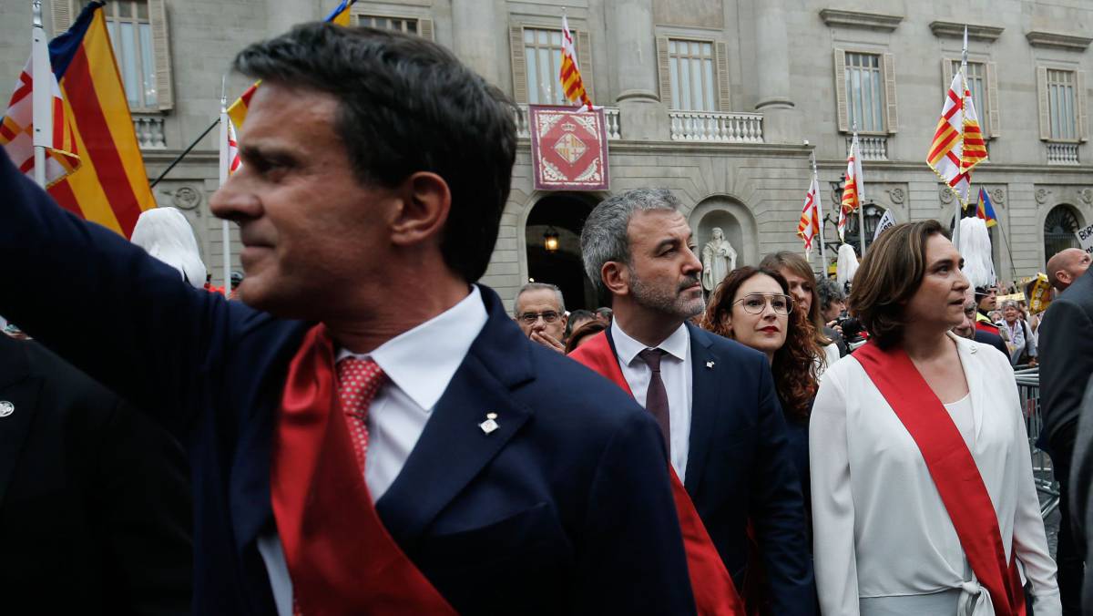 Valls delante de Collboni y Colau.