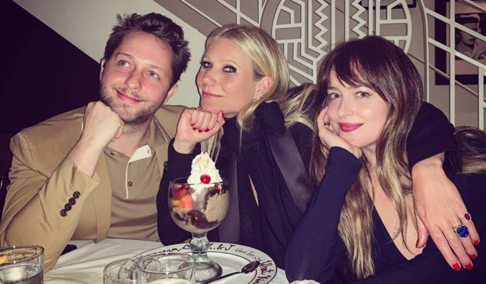 Gwyneth Paltrow y Dakota Johnson, junto a Derek Blasberg, en Los Ángeles, el pasado abril. rn