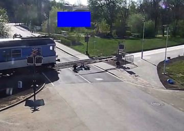 Un motociclista se cae sobre las vías del tren y un hombre lo salva segundos antes de ser atropellado