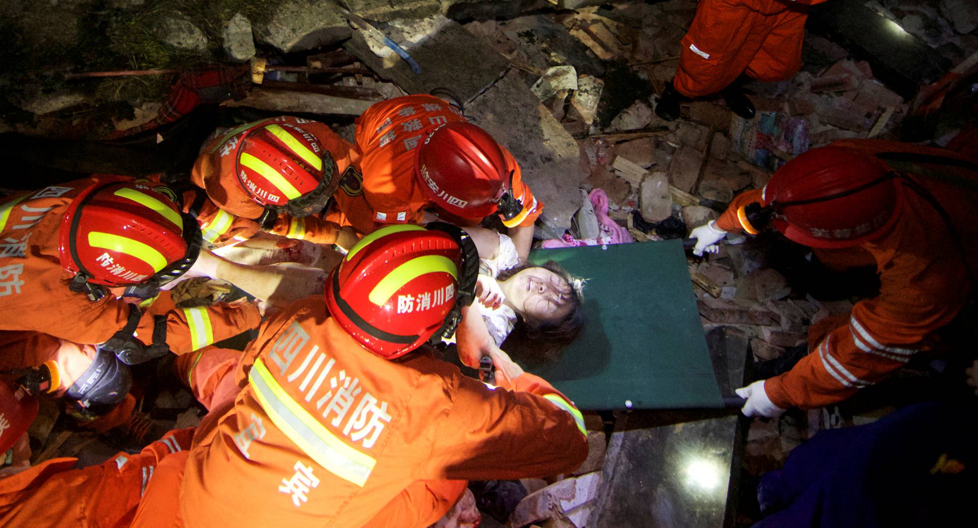 Los equipos de rescate tras los terremotos en Sichuan, China.