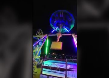 Una mujer cae al vacío desde una atracción de feria
