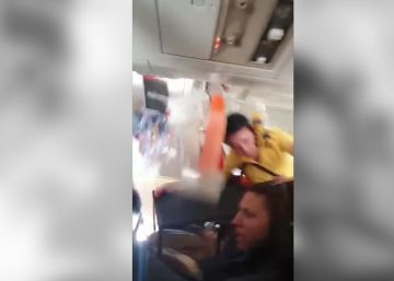 Una azafata de vuelo se golpea con el techo de un avión