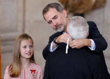 Todas las imágenes de los Reyes y sus hijas en los premios a la sociedad civil