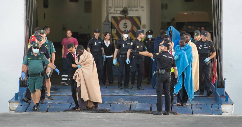 Veintidos personas que viajaban en una patera rumbo a España murieron en el trayecto y fueron arrojadas al mar, según relataron este miércoles los supervivientes.