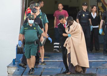 La llegada de 27 migrantes al puerto de Motril, en imágenes