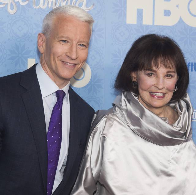 Anderson Cooper y Gloria Vanderbilt, en un estreno de cine en Nueva York en abril de 2016.