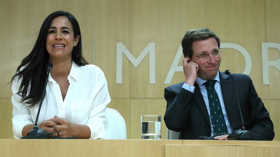 Madrid Mayor José Luis Martínez Almeida, of the Popular Party (r), and Deputy Mayor Begoña Villacís, of Ciudadanos.