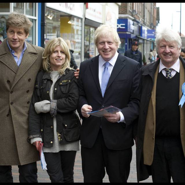 Boris Johnson, con su padre y hermanos en mayo de 2012.
