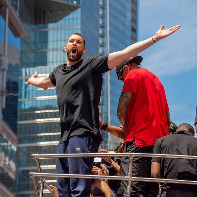 Marc Gasol, en la celebración de la victoria de su equipo, los Raptors, en Toronto, el lunes.
