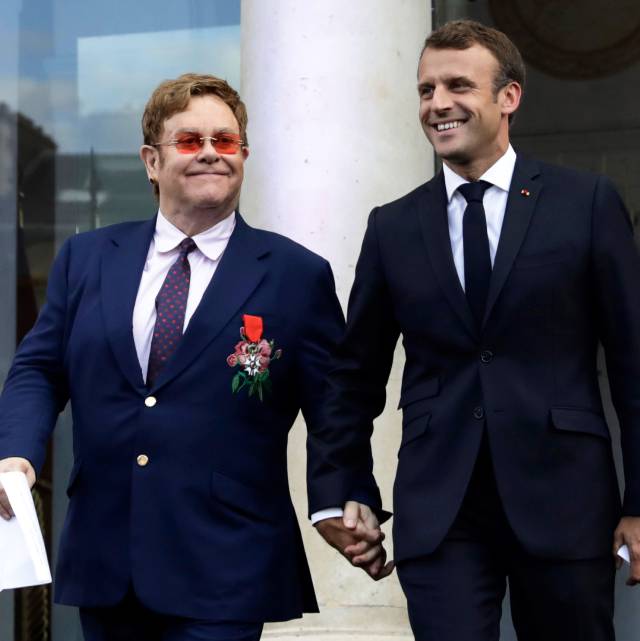 El presidente francés Emmanuel Macron y el cantante Elton John (izquierda), este sábado, en el Elíseo, en París.