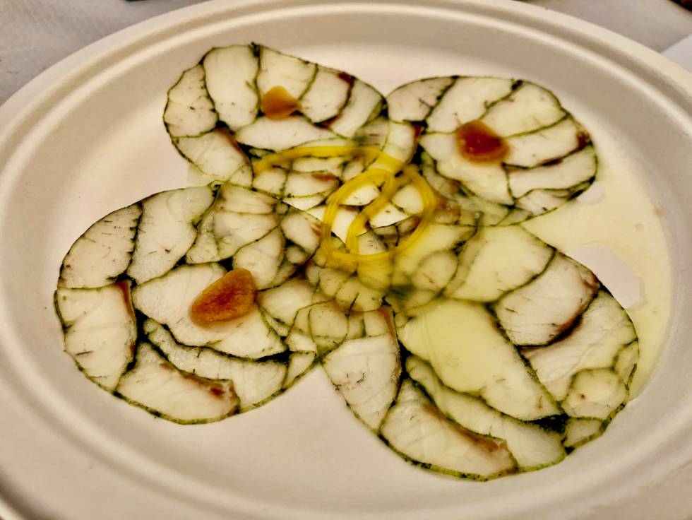 Láminas de lubina de estero al ajillo, plato preparado por Aponiente Capel