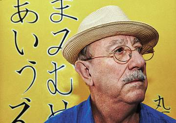 En la primera foto, taller de caligrafía.En la segunda, el artista José Suárez: “Es una oportunidad de negocio hacer cuadros con inspiración japonesa”.