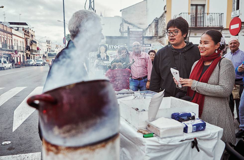 Dos japoneses compran castañas.