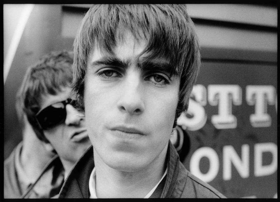 Liam Gallagher con su hermano Noel Gallagher detrás de él en Ámsterdam en 1994.