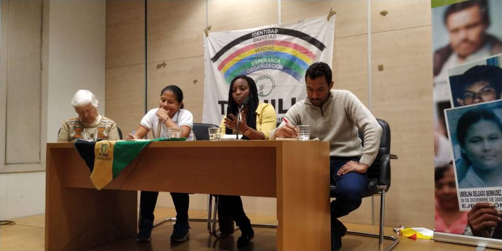 Mericel y otros activistas, durante un acto sobre los acuerdos de paz de Colombia.