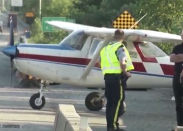 Una avioneta aterriza de emergencia en una autopista en plena hora punta