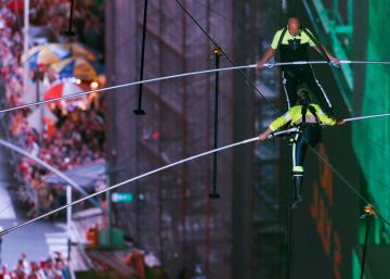 Dos hermanos equilibristas cruzan Times Square a 25 pisos de altura