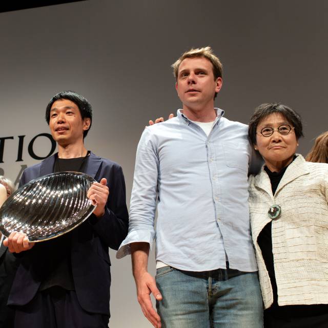 En el centro, el japonés Genta Ishikuza, ganador del Loewe Craft Prize 2019. A su derecha, el director creativo de Loewe, Jonathan Anderson.