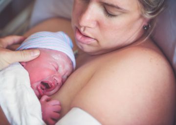 El protocolo ‘piel con piel’ entre madre y bebé, mejor con la cama elevada 45 grados