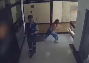 Una madre evita en el último momento que su hijo se precipite al vacío