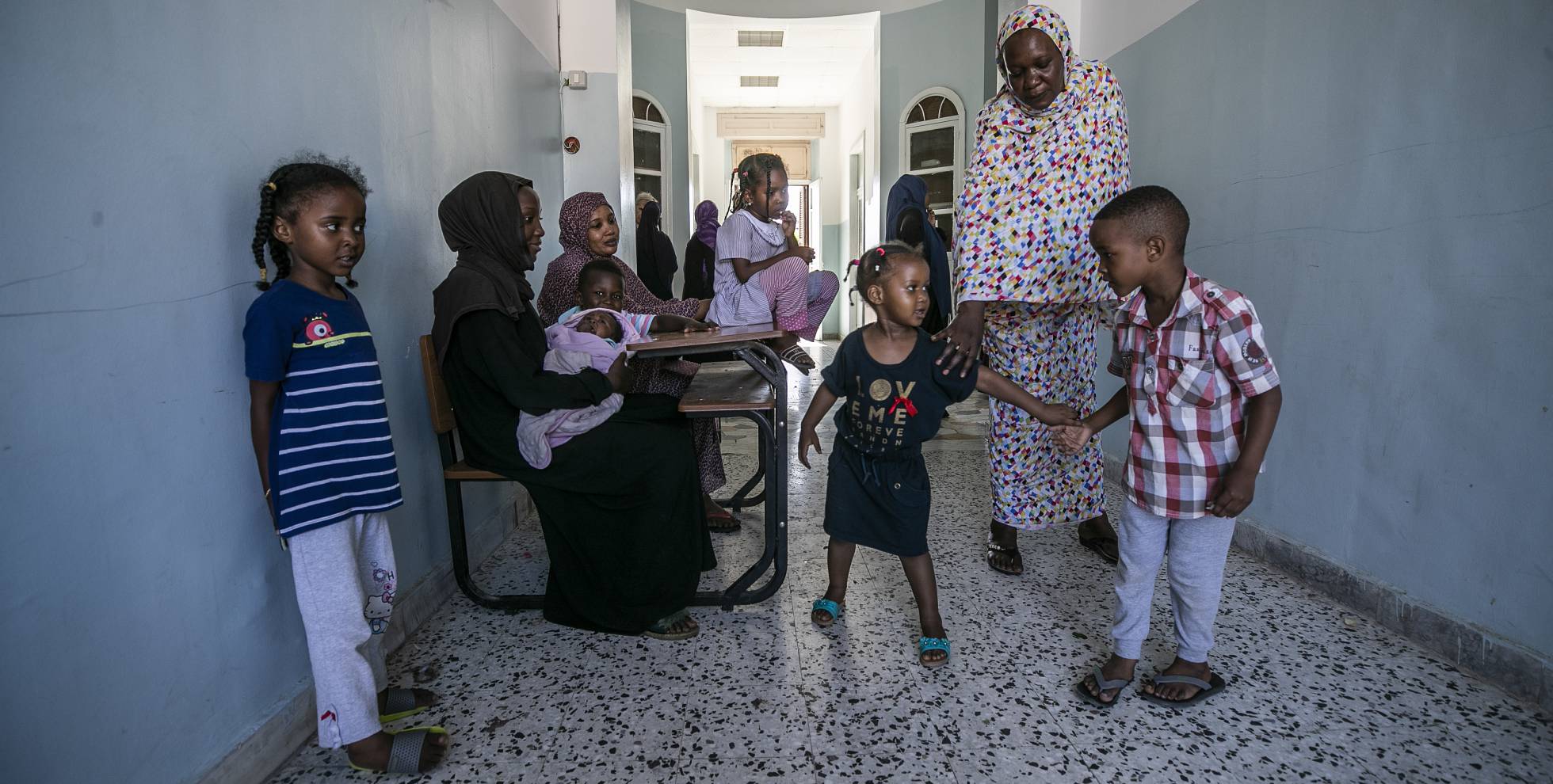 Familias sudanesas en el colegio Ahmed Bin Shatwan de Trípoli.
