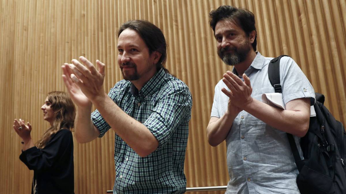 Pablo Iglesias (en el centro), con el dirigente de Podemos Rafa Mayoral, este miércoles en el Congreso.