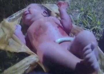 La policía rescata a un bebé abandonado en una bolsa de plástico