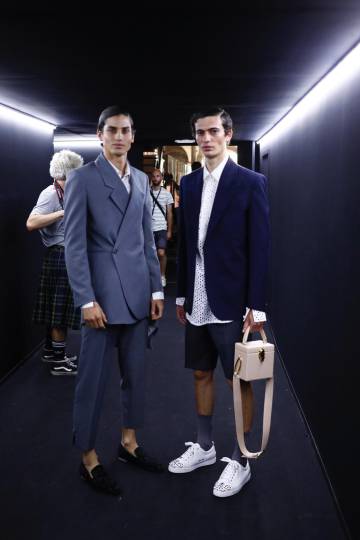 Dos modelos en el 'backstage' de la colección primavera verano 2020 de Mans Concept, presentada en 080 Barcelona Fashion.
