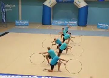 Un grupo de padres sorprende a sus hijas con una actuación de gimnasia rítmica