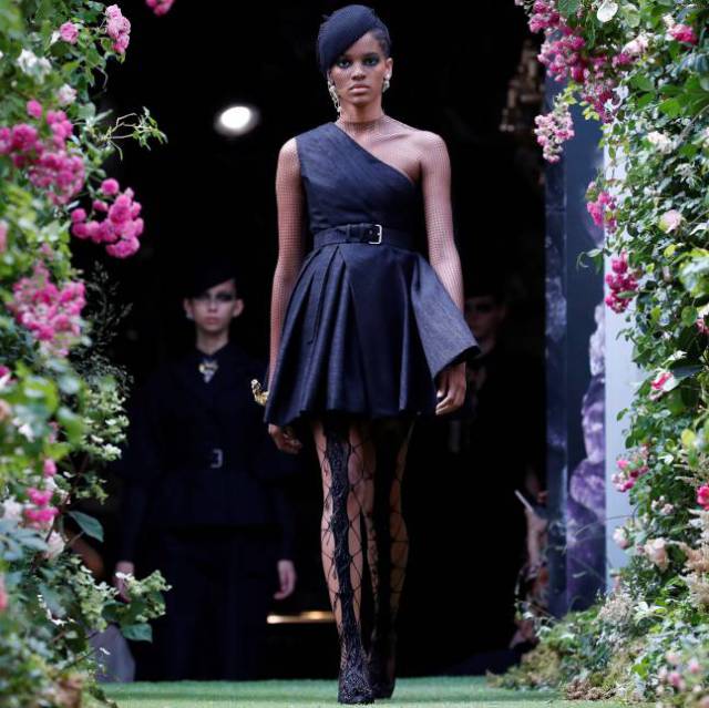 Una modelo con una creación de alta costura de Dior para la temporada otoñoinvierno 2019-2020, en París.