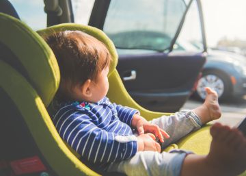Los peligros de dejar a los niños solos dentro del coche