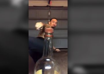 Un luchador desenrosca el tapón de una botella de una patada y se convierte en un nuevo reto viral