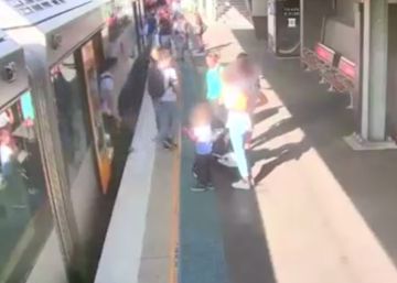 El rescate de un niño que se cae a las vías del tren en una estación de Sydney
