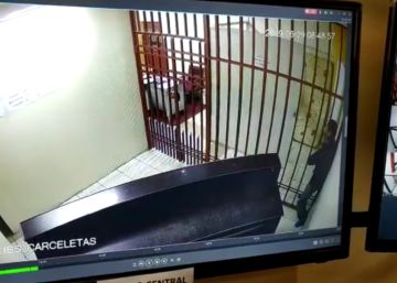 Un ladrón aprovecha su delgadez para escapar entre los barrotes de una celda
de la cárcel