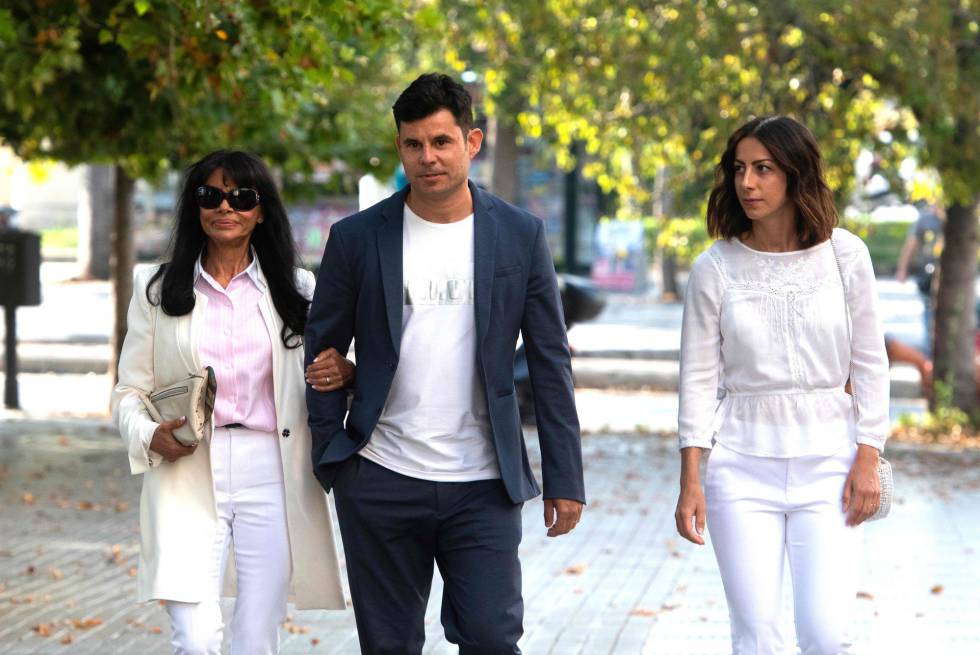Javier Sanchez Santos, junto a su madre y su pareja, en los juzgados de Valencia, este jueves.