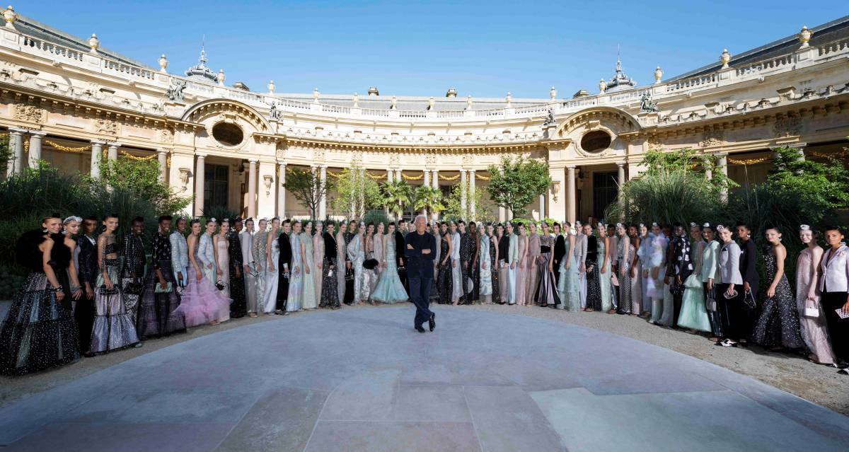 Giorgio Armani, junto a las modelos de su desfile de la alta costura otoño-invierno 2019 de París.