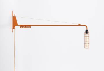 Reinterpretación de Virgil Abloh de la lámpara Petit Potence, que Jean Prouvé hizo en 1942 para su casa-taller. |