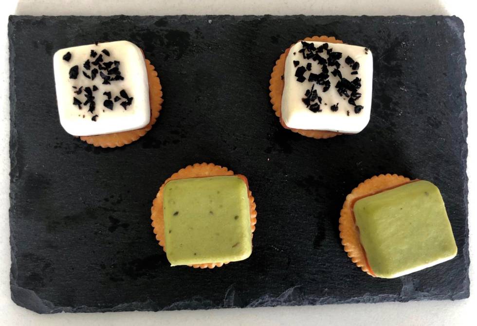 Dados de guacamole y pico de gallo y de queso con tomate y albahaca Capel
