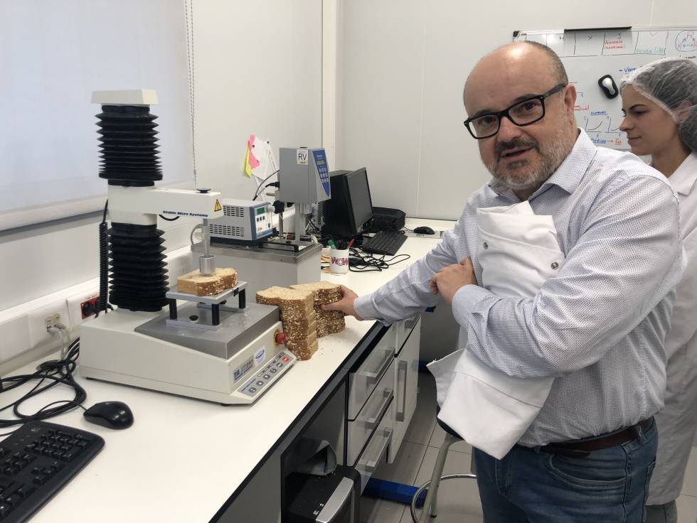 Juan Carlos Martínez mostrando los análisis de los panes de molde Capel