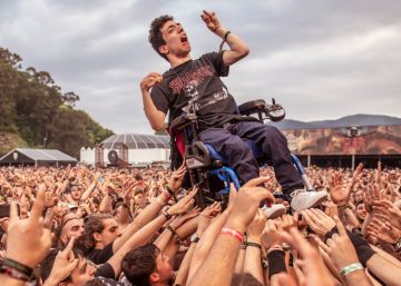 El público del Resurrection Fest lleva en volandas a un espectador en silla de ruedas para que vea el escenario