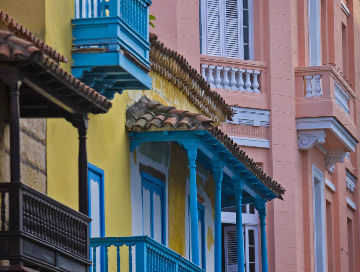 Balcones coloniales en el centro histórico de La Habana.