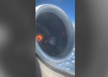 Un pasajero de un avión graba la avería de un motor en pleno vuelo