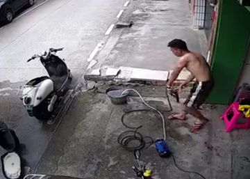 La imprudencia de un hombre al lavar su moto le lleva a sufrir una fuerte descarga eléctrica