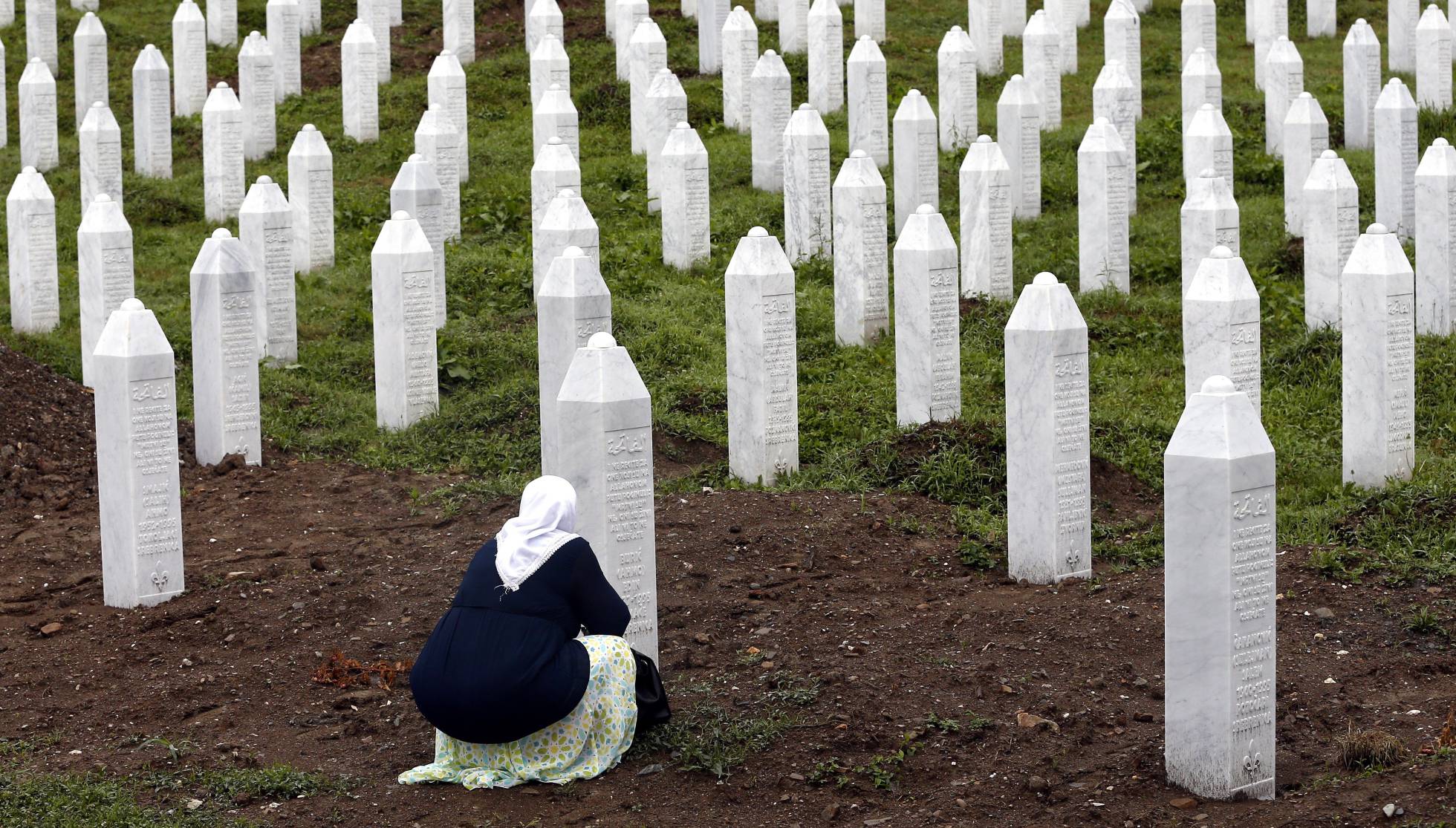 Una mujer musulmana de Bosnia reza durante el funeral en el Centro Conmemorativo de Potocari, Srebrenica, Bosnia y Herzegovina.