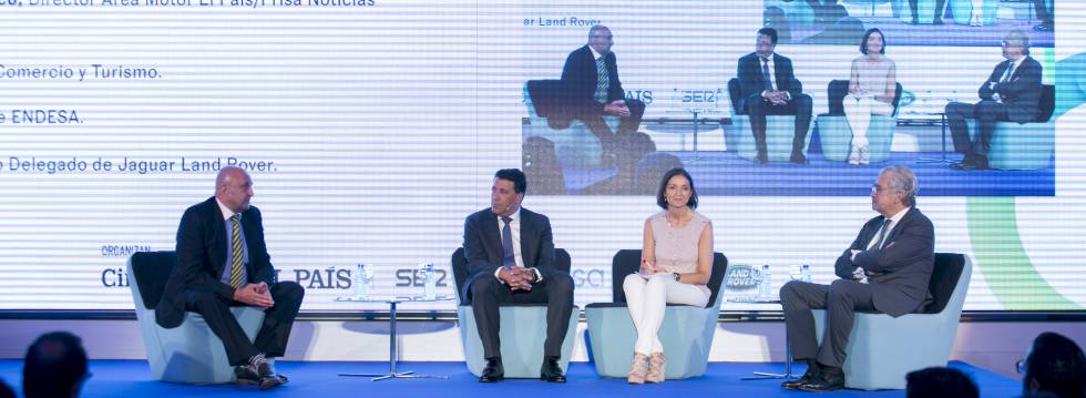 De izquierda a derecha, Manuel Gómez Blanco, director del área de Motor de EL PAÍS PRISA Noticias; Luis Antonio Ruiz, presidente y consejero delegado de Jaguar Land Rover España; Reyes Maroto, ministra de Industria, Comercio y Turismo, y José Bogas, consejero delegado de Endesa.