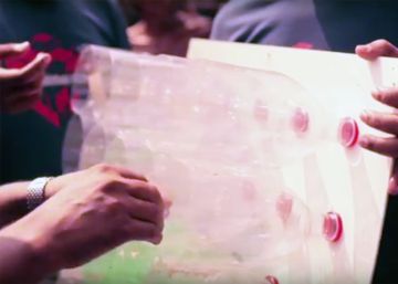 Cinco grados menos con un aire acondicionado casero hecho con botellas de plástico