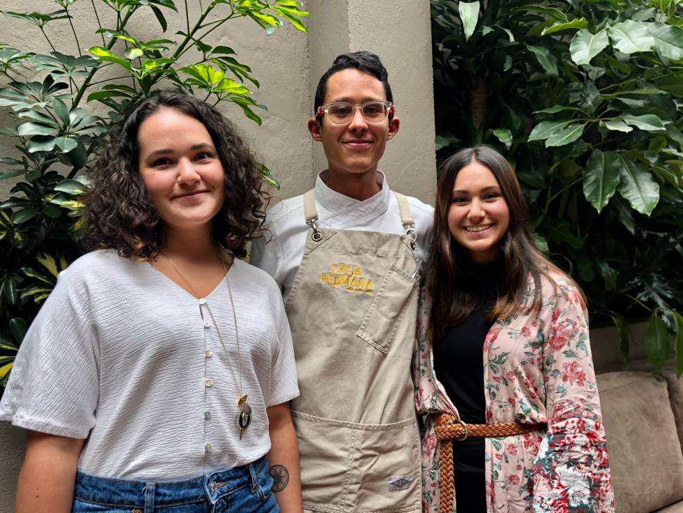 Paula y Alejandra Vega con el cocinero Gersson Mariño. Capel