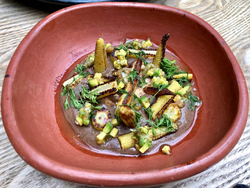 Mazorcas y frijoles con ají de aguacate. Capel